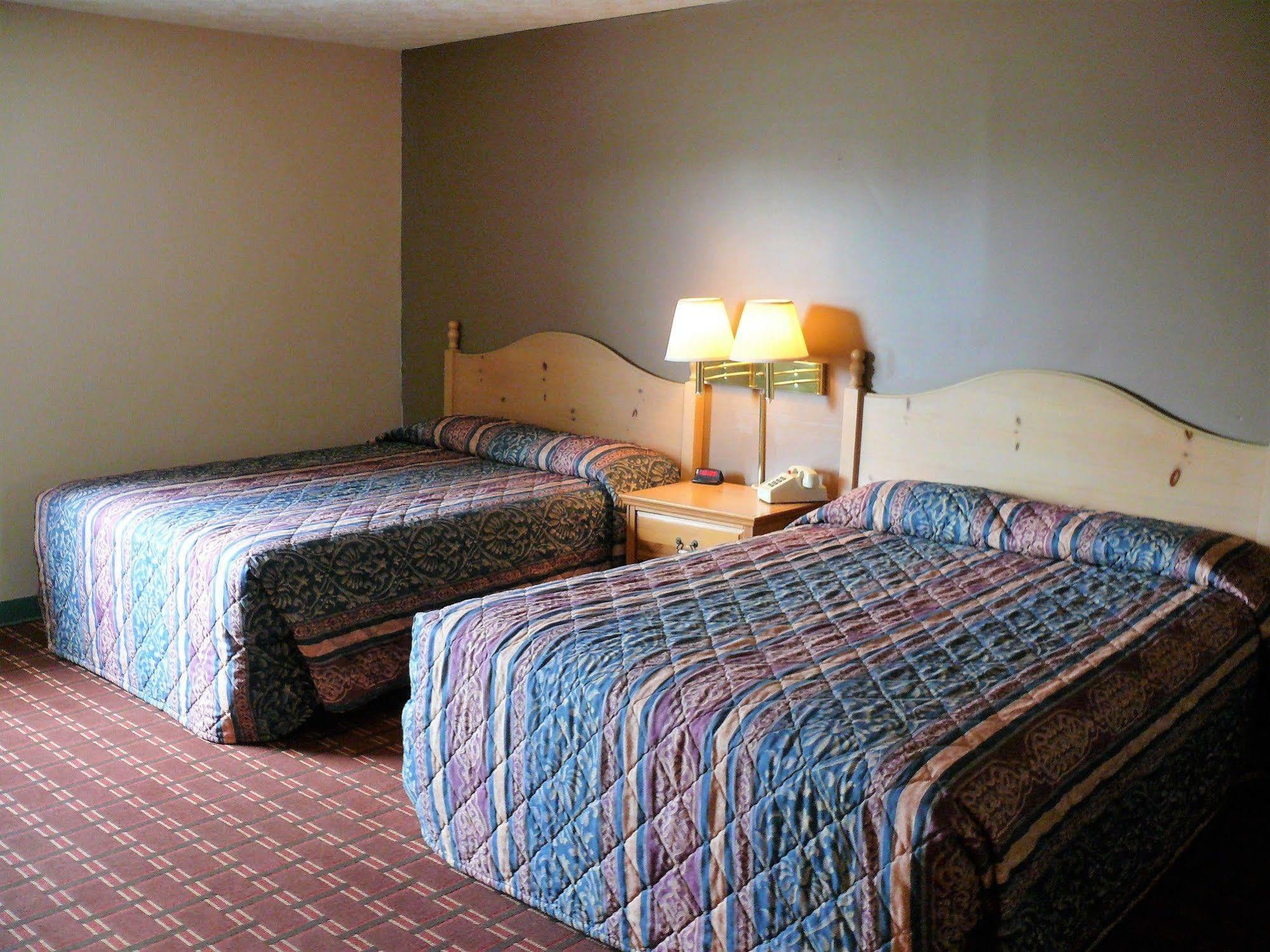 The Woodridge Inn Connersville Kültér fotó
